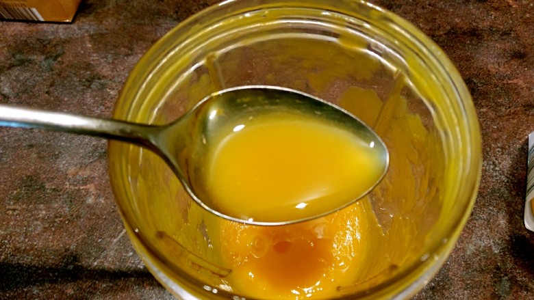 芒果芝士蛋糕（免烤，可做无麦麸）,剩下的芒果泥，加入两三汤匙芒果露，再加倒一小勺吉利丁溶液，搅拌均匀待用