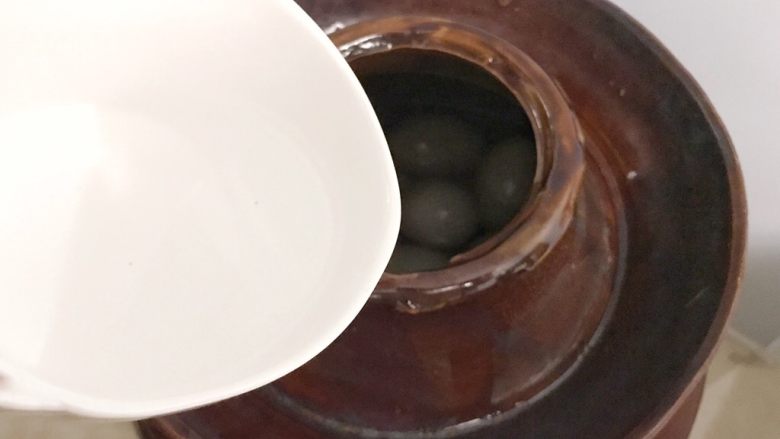 自制流油沙黄咸鸭蛋,最后将浸过鸭蛋的白酒倒入罐子里