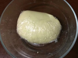 #甜味#玫瑰豆沙酥,水油皮面团用保鲜膜包住放在温室下醒面20分钟
