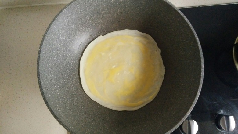 鸡蛋软饼,将蛋用锅铲摊开。