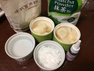 #甜味#玫瑰豆沙酥,首先准备好水油皮的配料，面粉，白糖，猪油，清水