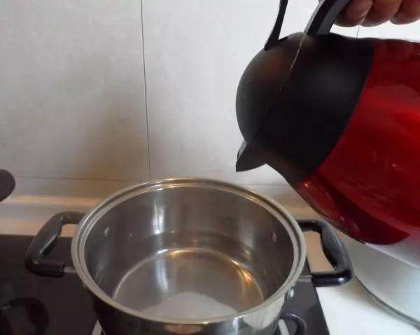 家常凉面的做法,准备好一盆凉开水，煮好的面条过冷水。