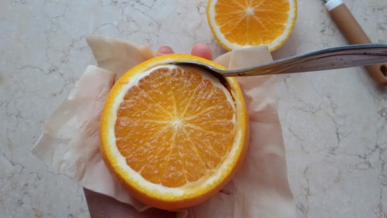 香橙小花篮,用勺子挖去橙肉，记得垫一张纸
