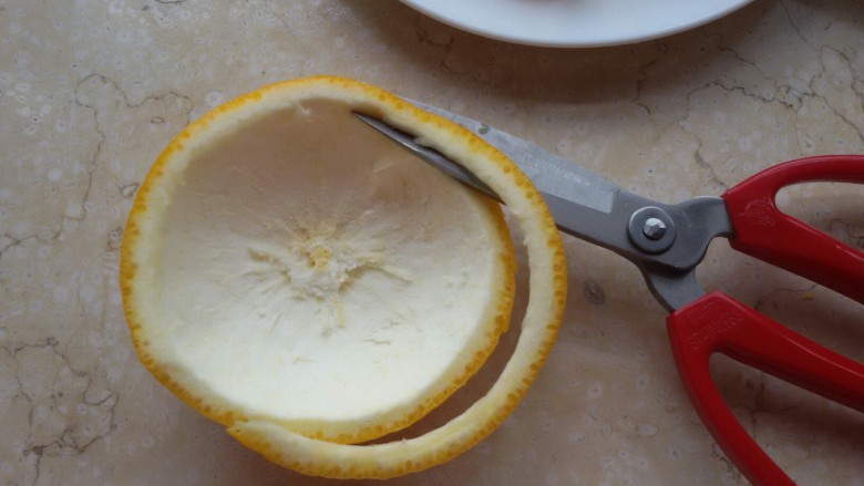 香橙小花篮,用剪刀在小橙皮上剪两个长条