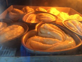 椰蓉心形面包,烤箱预热180度，烤约20分钟
