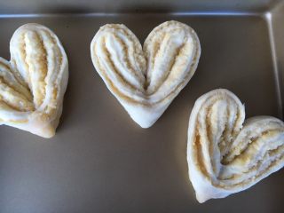 椰蓉心形面包,在烤盘里整型，成为一个❤️型