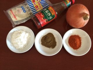 白莲花,准备食材：洋葱、淀粉、辣椒粉、孜然粉、丘比沙拉酱、番茄沙司