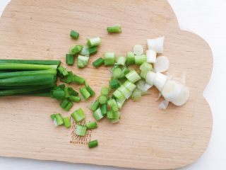 东北酸菜炖排骨,小葱取葱白切粒
