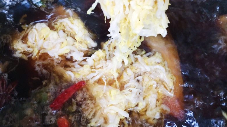 东北酸菜炖排骨,汤汁沸腾后放入酸菜