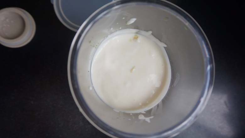奇亚籽双色酸奶木糠杯,将250g酸奶倒入放入牛油果的搅拌杯中