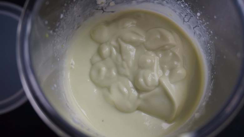 奇亚籽双色酸奶木糠杯,用搅拌棒高速打1分钟，让牛油果和酸奶充分融合
