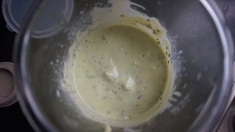 奇亚籽双色酸奶木糠杯,然后在杯中放入8g奇亚籽充分搅拌均匀