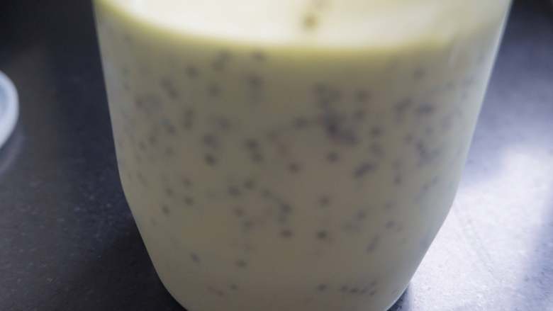 奇亚籽双色酸奶木糠杯,搅拌均匀后的奇亚籽牛油果酸奶是这样的