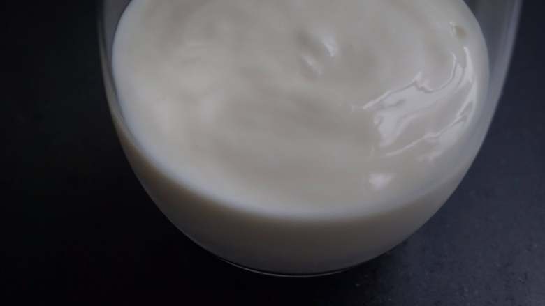 奇亚籽双色酸奶木糠杯,将酸奶倒入杯中铺底