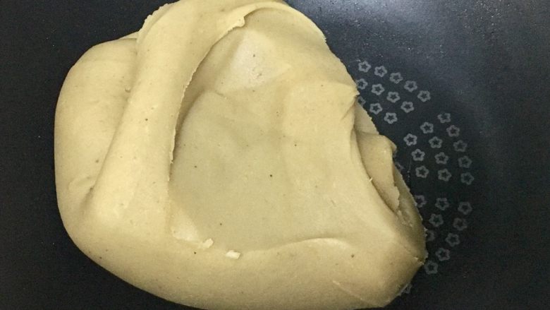 广式蛋黄莲蓉月饼,不停的搅拌，翻炒，直到炒到图片的状态为止。