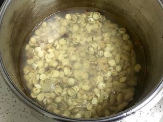 广式蛋黄莲蓉月饼,高压锅里放入去了皮的白芸豆和莲子，加水量没过莲子两到三厘米就可以了。