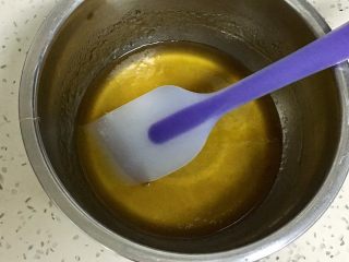 广式蛋黄莲蓉月饼,用刮刀搅拌均匀，完全融合。