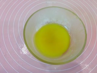 广式蛋黄莲蓉月饼,准备一个蛋黄加10克水，刷面用。