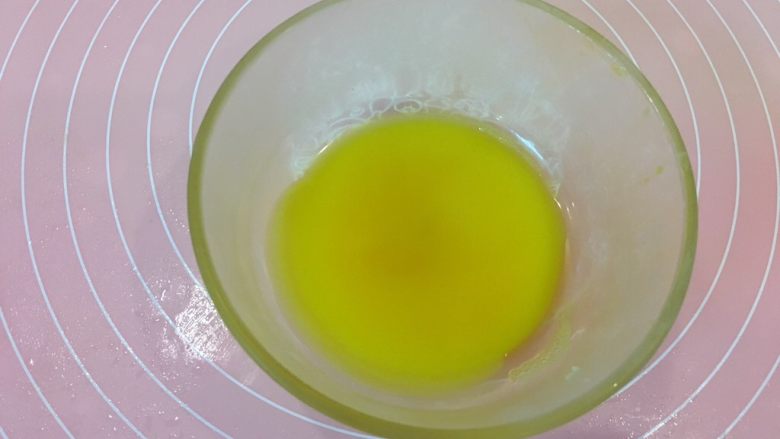 广式蛋黄莲蓉月饼,准备一个蛋黄加10克水，刷面用。