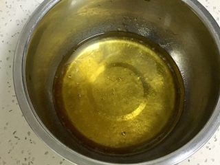 广式蛋黄莲蓉月饼,把转化糖浆，花生油，枧水都倒入盆里，花生油一定要用花生油，其他的油做出来不好吃！