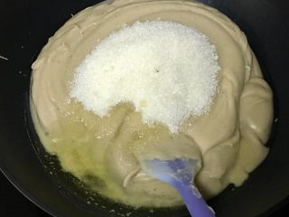 广式蛋黄莲蓉月饼,加入糖和三分之一的玉米油，其他的玉米油再分两次加入，每次都是炒的完全吸收了再加下一次。