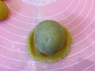 广式蛋黄莲蓉月饼,取月饼皮28克，包莲蓉蛋黄球。