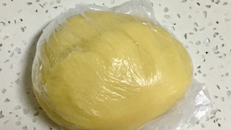 广式蛋黄莲蓉月饼,放入食品袋静置两个小时以上。