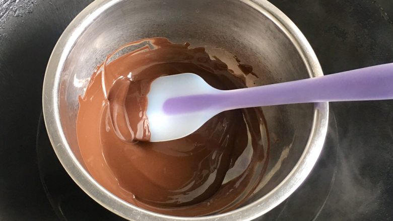 咖啡巧克力马卡龙夹馅,用刮刀搅拌顺滑，完全融化，放一旁备用。