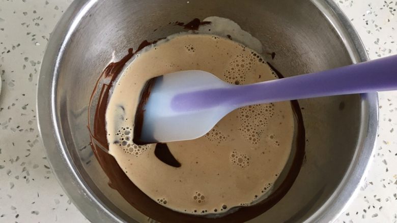 咖啡巧克力马卡龙夹馅,把奶油咖啡倒入巧克力盆里。