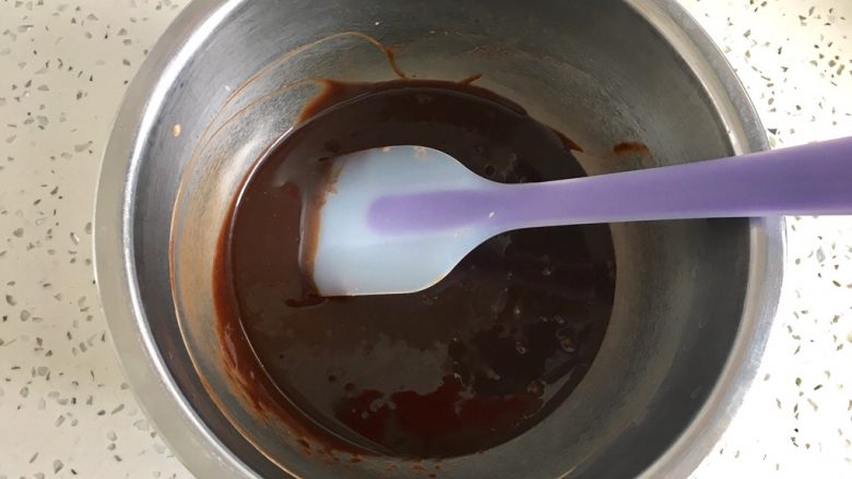 咖啡巧克力马卡龙夹馅,用刮刀搅拌均匀。