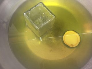 桂花蜜,入开水中消毒5分钟，这是我蒸完桂花的水。