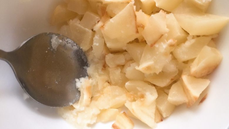 鞭炮齐鸣,把土豆块倒进一个碗里，趁热用勺子按压成土豆泥。