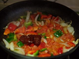 【爱面条，爱生活】の
拿波里香肠意面,加入番茄碎和番茄酱，继续翻炒均匀