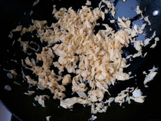韭菜盒,放入油锅里用筷子扒拉成鸡蛋碎