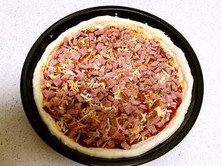 红肠披萨,均匀的撒上一层红肠丁