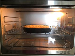 红肠披萨,放入预热好的烤箱中层，上下火170W烤15分钟，在把烤箱温度调至200W烤9分钟
