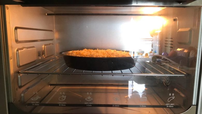 红肠披萨,放入预热好的烤箱中层，上下火170W烤15分钟，在把烤箱温度调至200W烤9分钟