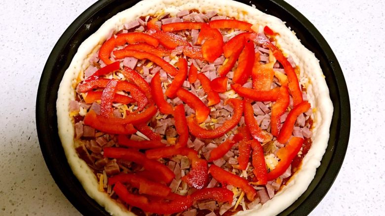 红肠披萨,铺上一层甜椒丝