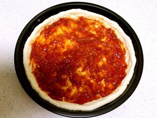 红肠披萨,抹上一层披萨酱
