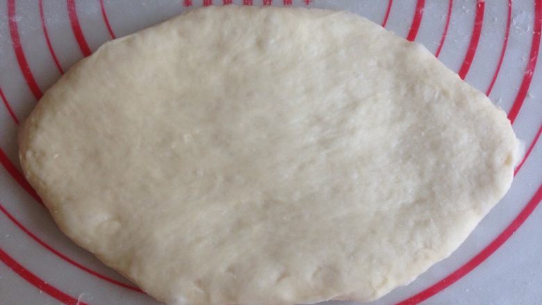 面包机版玉米香肠面包,擀成椭圆形
