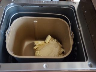面包机版玉米香肠面包,面团和好后，静置8分钟，加入切成小块的黄油
