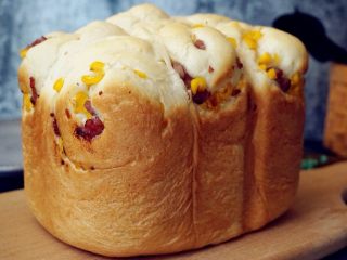 面包机版玉米香肠面包,时间到，戴上隔热手套，立即将面包桶提出来，倾斜着将面包倒在晾架上晾凉