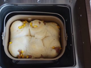 面包机版玉米香肠面包,选择烘烤功能，时间35分钟