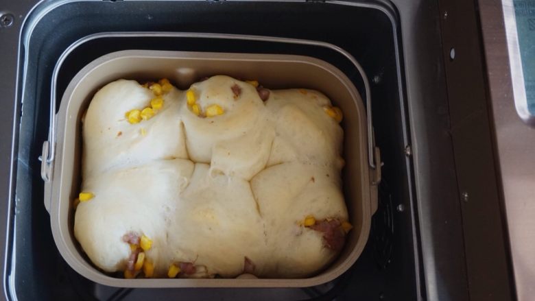面包机版玉米香肠面包,选择烘烤功能，时间35分钟
