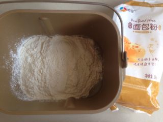 面包机版玉米香肠面包,加入奶粉和面包粉