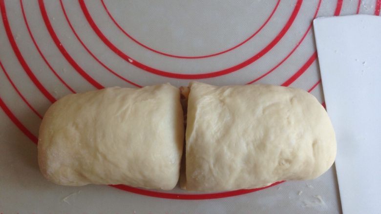 面包机版玉米香肠面包,切成均等两份