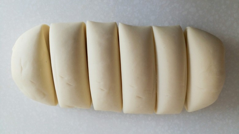 海螺花卷,用刀切成六等份（六个的量）
