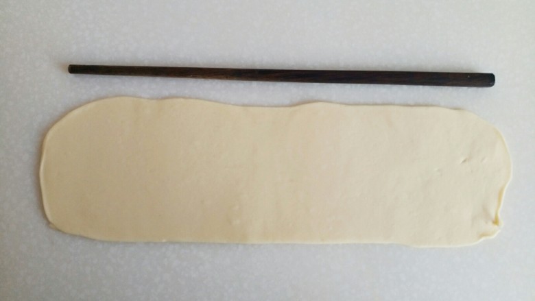 海螺花卷,擀成长根跟筷子的长短相似的长度，宽有筷子的三分之一就可以，厚度不少于4mm。
