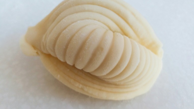 海螺花卷,这个是完整的形状，是不是很像一个胖嘟嘟的小海螺。