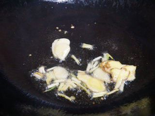 蛋香焖鸡蛋,锅内放少量猪油融化，将姜片、蒜片、葱段爆香锅
叨叨叨：煮白菜放猪油会食白菜口感更加香浓
